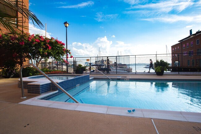 Pool and hot tub overlooking the harbor - 960 Fell St