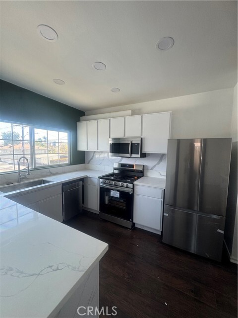 Building Photo - 1224 E La Palma Dr