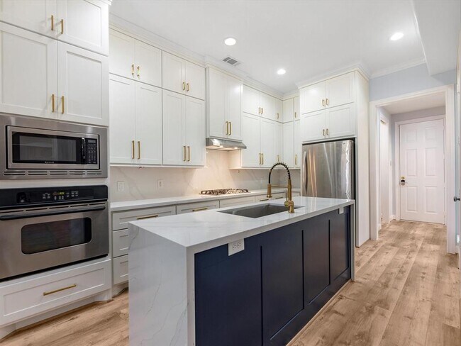 Building Photo - 354 Old Aqua Landing E