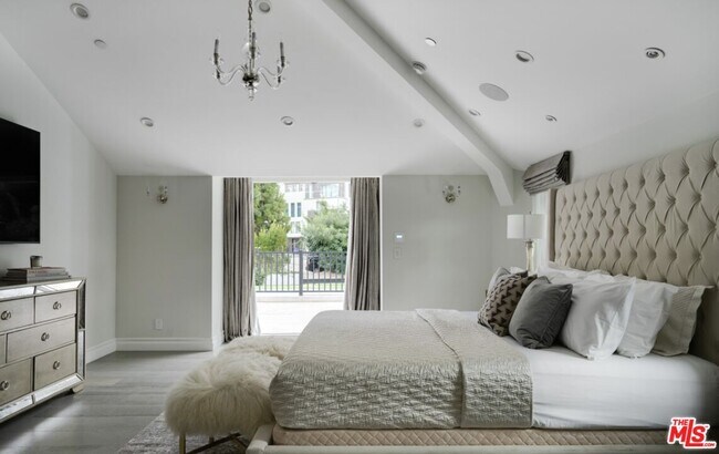 Building Photo - 1214 Coldwater Canyon Dr