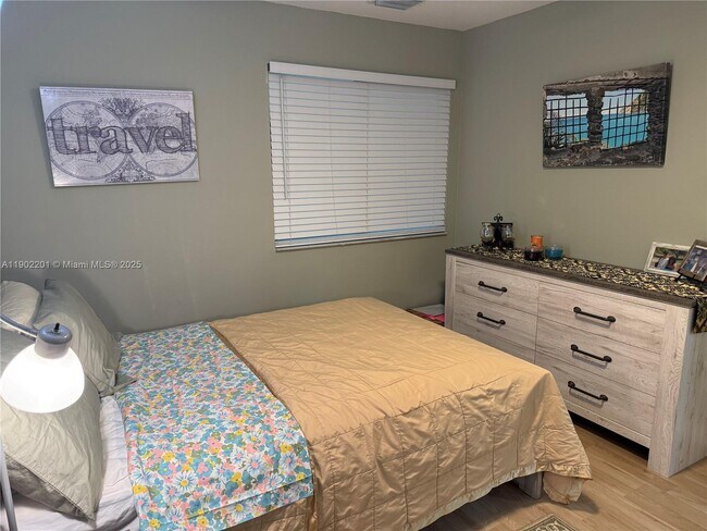 Building Photo - 5596 SW 28th Terrace