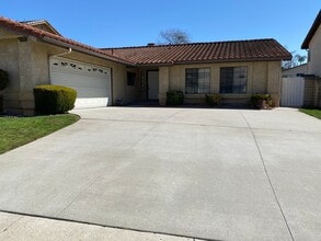 Building Photo - Single story 3 bed, 2 bath Moorpark home with yard