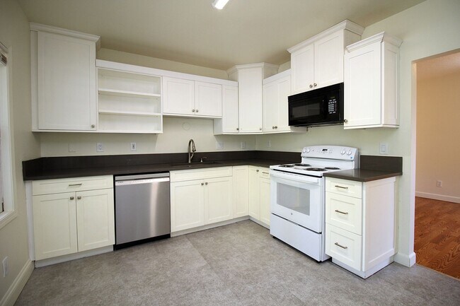 Building Photo - UNIVERSITY LIVING - Beautiful 5 Bedroom Ho...