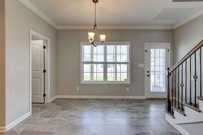 Building Photo - Sharp 4 bedroom HUGE house off exit 1 of I 24