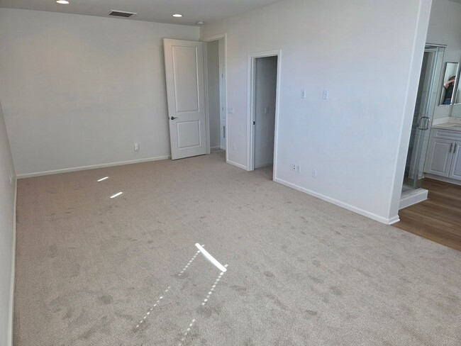 Building Photo - Gorgeous 3 Bedroom Townhome in Paseo del Sol with new flooring and paint!
