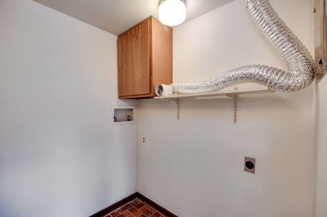 Building Photo - 2215 Barclay Ct