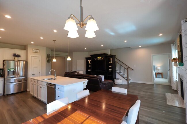 Building Photo - 4 Bedroom, 4 Bath Home w/Backyard Heated Pool overlooking Pearl's Fen