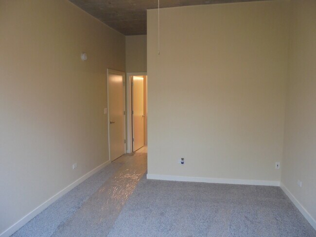 Building Photo - 1150 W 15th St