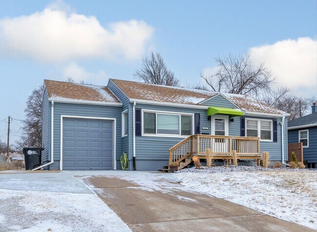 Building Photo - Gorgeous 2 bedroom 1 bathroom house!