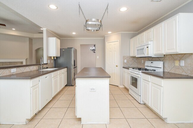 Building Photo - 707 New Pines Dr