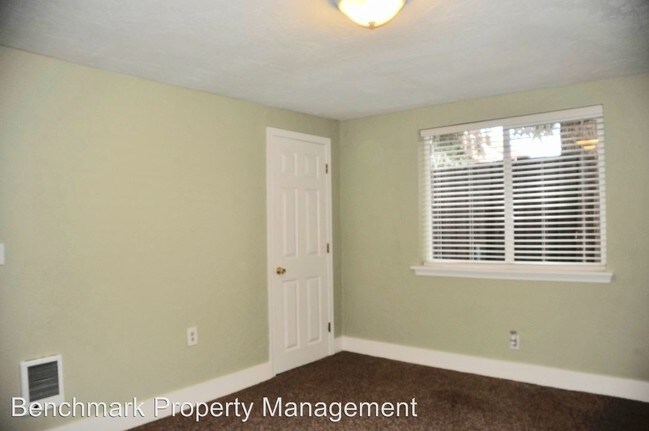 Building Photo - 3 br, 2 bath House - 1310 N. B Street