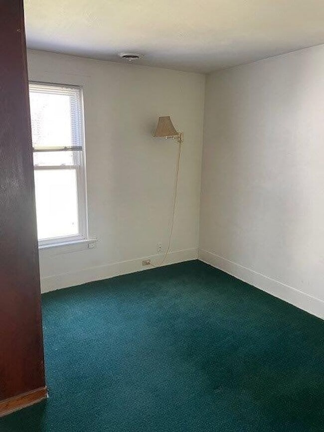 Building Photo - Cozy 2 Bedroom 1 Bath With Detached Double Garage