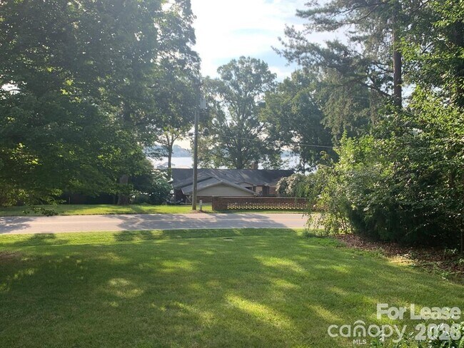 Building Photo - 3993 Lake Shore Rd S