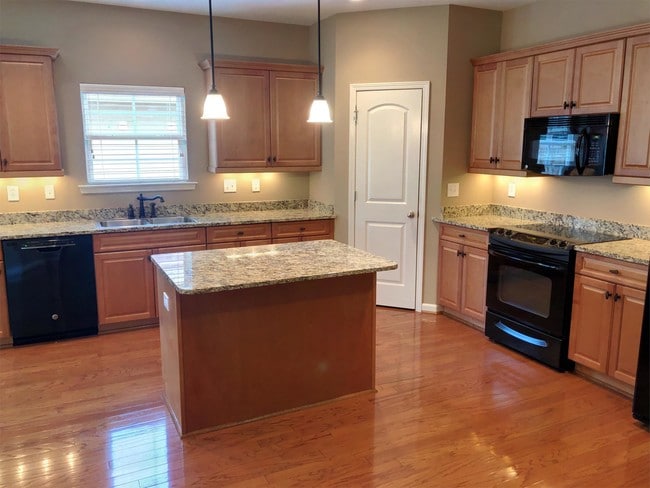 Building Photo - 2907 Blossom Park Drive Southeast