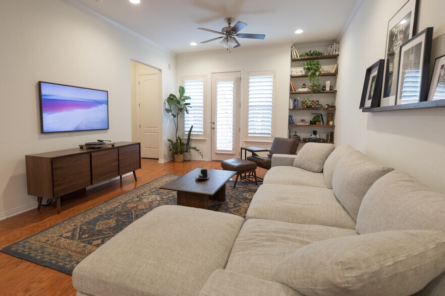 Building Photo - 1115 Kinney Ave