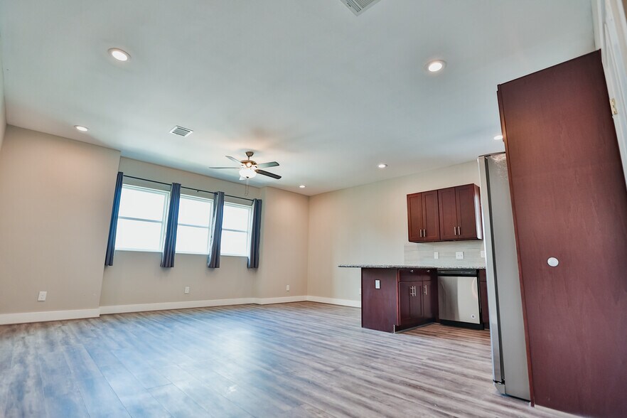 Livingroom - 3245 Dixie Dr