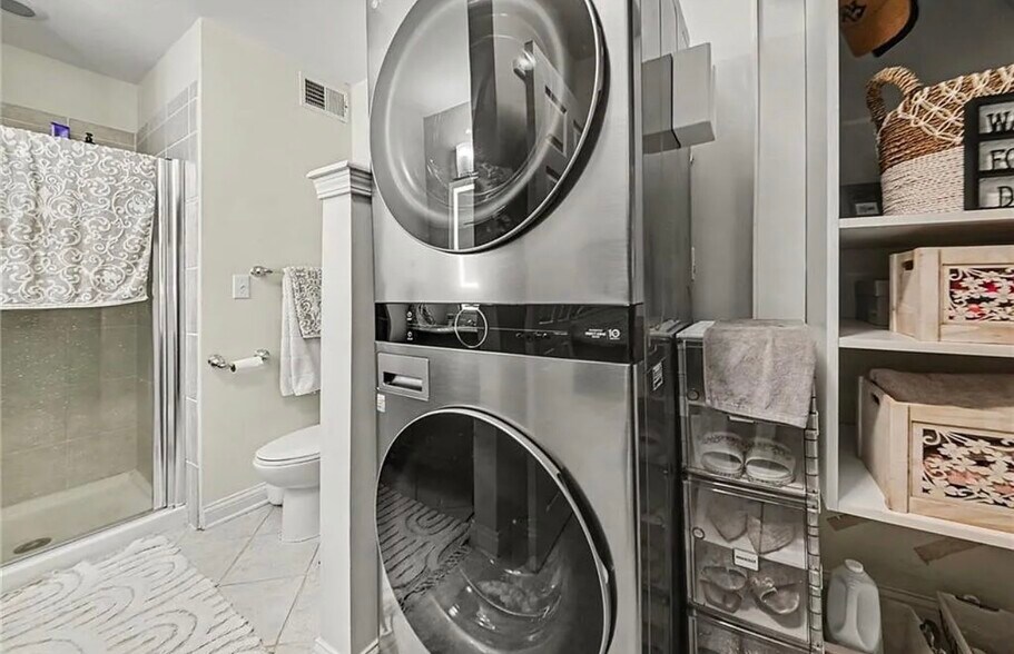 Building Photo - 114 E 41st St