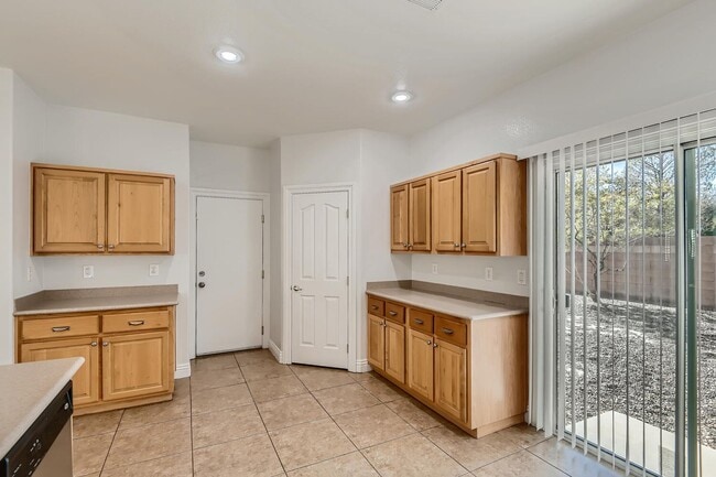 Building Photo - 5 Bedroom in Silverado Ranch!