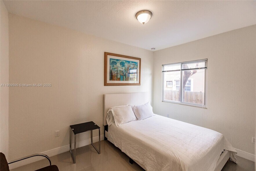 Building Photo - 518 SW 15th Ave