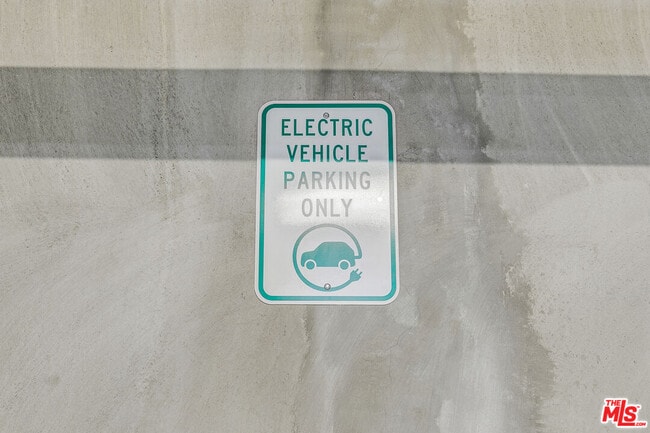 Building Photo - 10824 Blix St