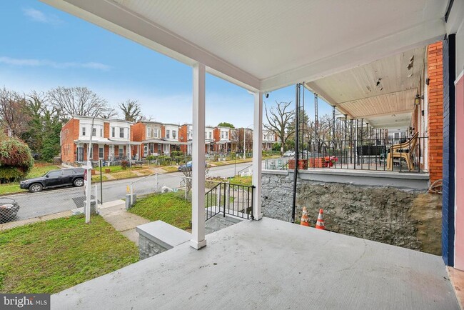 Building Photo - 3041 Belmont Ave