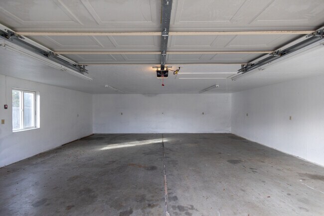 Building Photo - 1132 S Amaya Ave