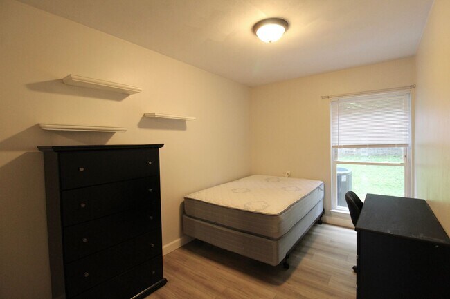 Building Photo - 1362 Bradley Dr