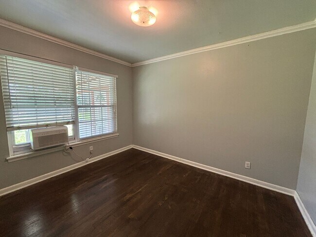 Building Photo - 318 Sprucewood Ln