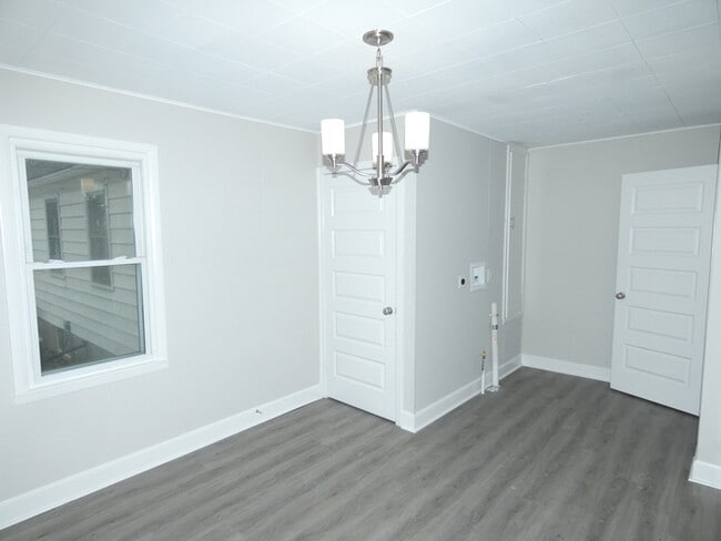 Building Photo - Hot Area-All redone-North Kansas City Home