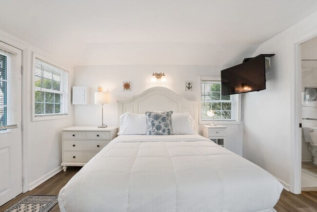 Building Photo - 27 Oak St