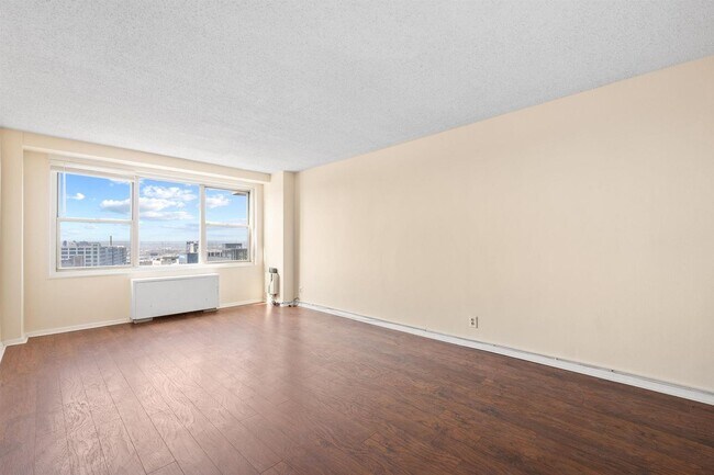 Building Photo - 225 St Pauls Ave