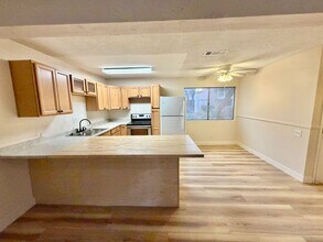 Building Photo - Cute Townhome