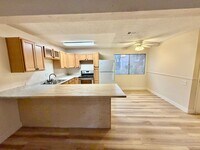 Building Photo - Cute Townhome