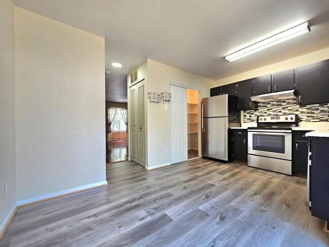 Building Photo - 8561 Southlawn Ct