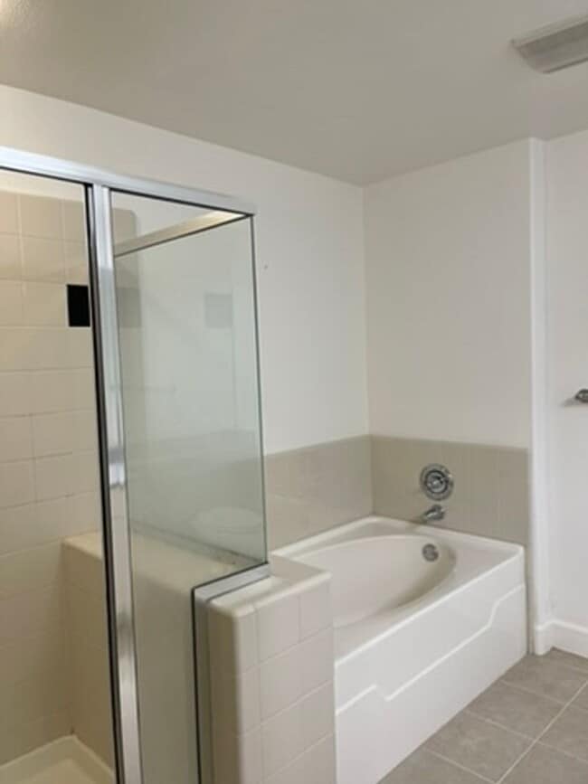 Building Photo - Fabulous Montebello condo, walk/bike to Ap...