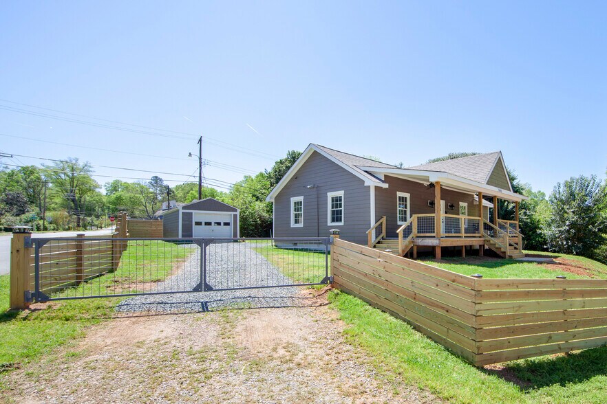 Driveway - 2660 Roslyn Ave