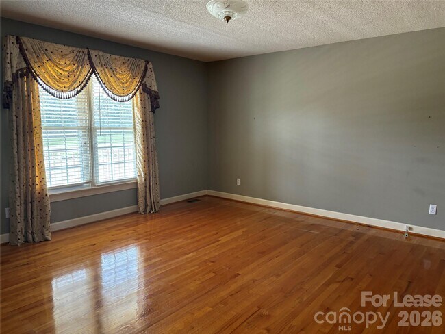 Building Photo - 2417 Lynwood Dr