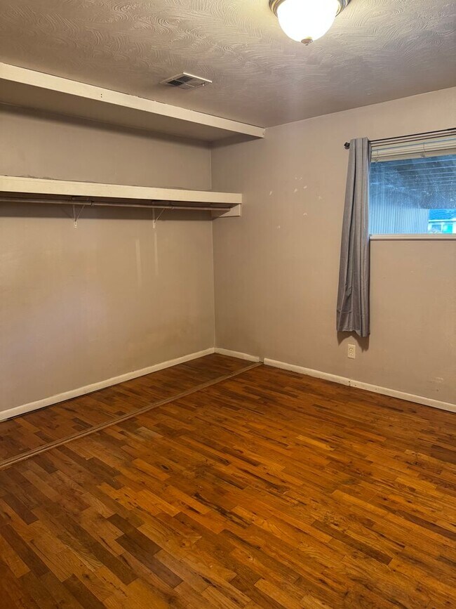 Building Photo - Cozy 3 Bedroom Duplex