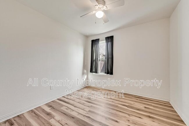 Building Photo - 1303 S Medora St