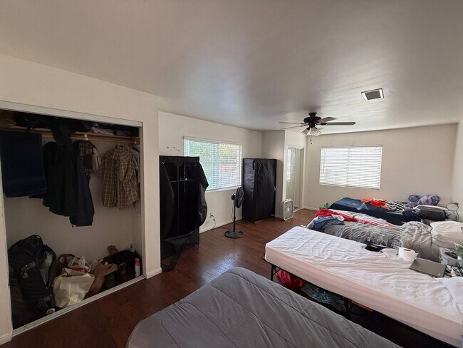 Building Photo - Large 5 Bed 3 Bath Home on East Falls - Popular Street Close to Campus!!!