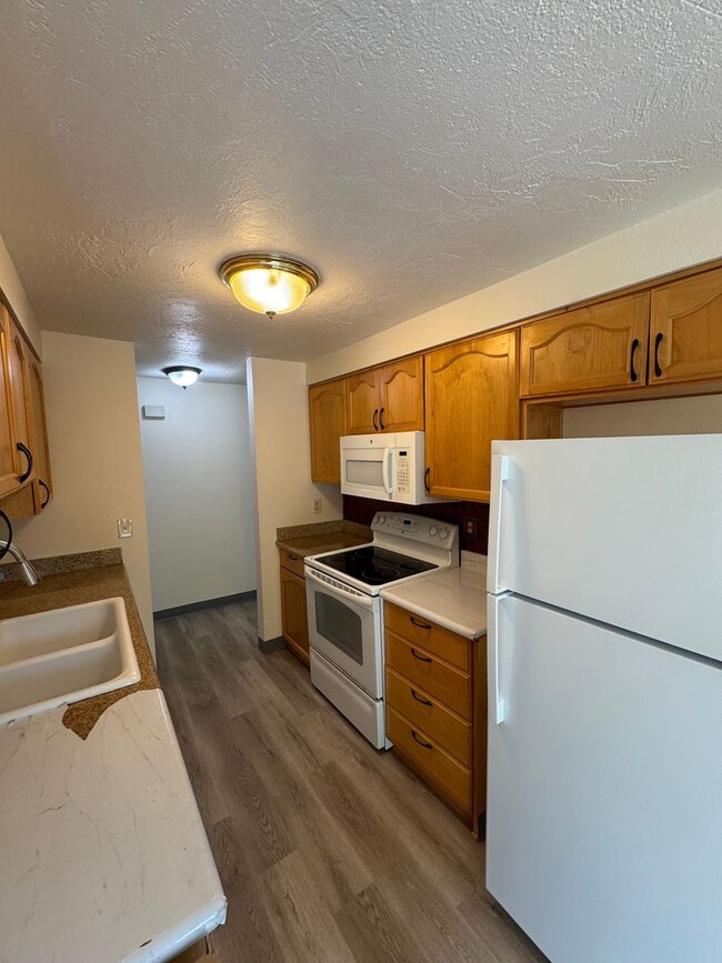 Building Photo - 3 Bedroom, 2 Bath Single Family Home in Cal Young/Gilham Neighborhood