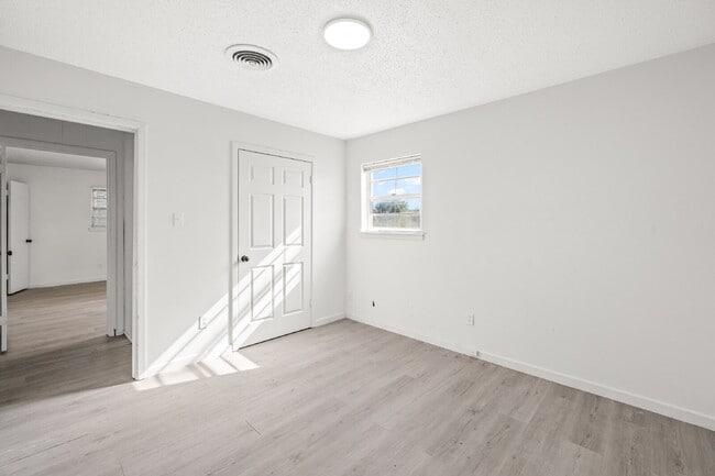 Building Photo - Updated Home w/ Large Backyard, Minutes fr...