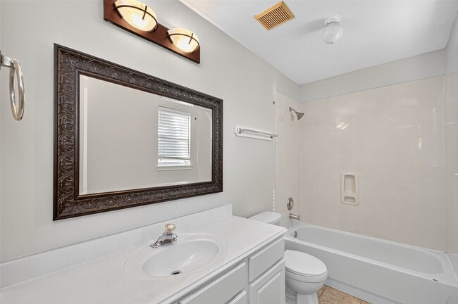 Building Photo - 16414 Sylvan Dale Dr