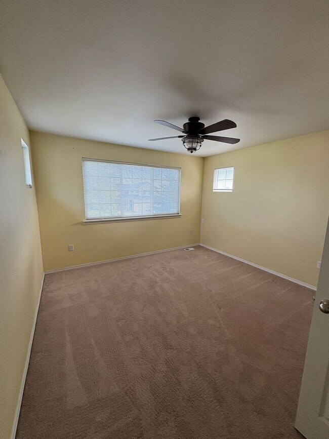 Building Photo - Reduced Rent!