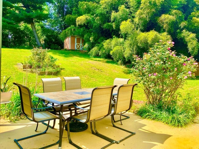 Building Photo - Amazing 4 Bedroom 2 Bathroom! Large Lot!  ...