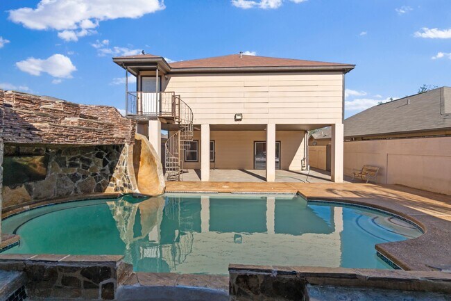 Building Photo - 2106 Mallorca Dr
