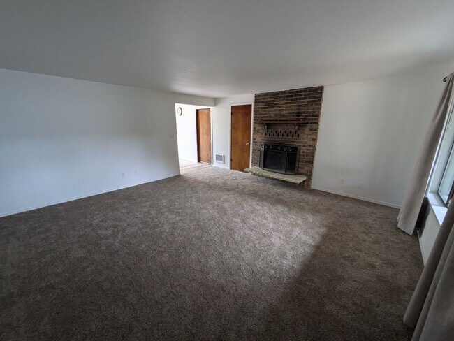 Building Photo - 7816 Samurai Dr SE