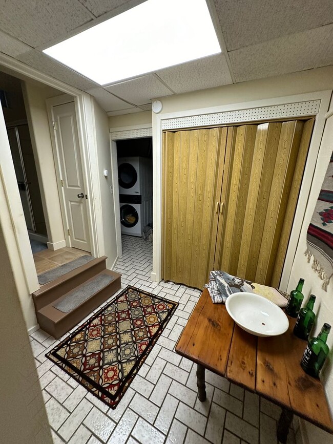 Building Photo - 256 Radcliffe St