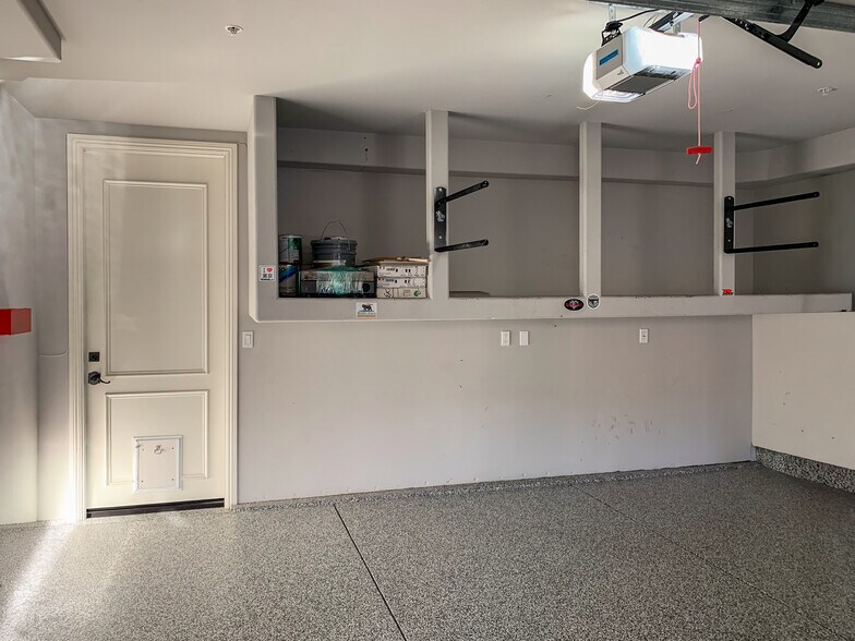 Building Photo - 2220 Vanderbilt Ln