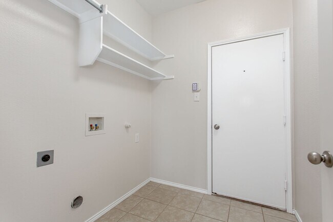 Building Photo - 4 Bedroom 2 Bath Home for Rent